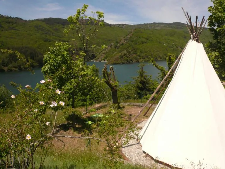 Camping Du Lac Villefort tipi 768x576