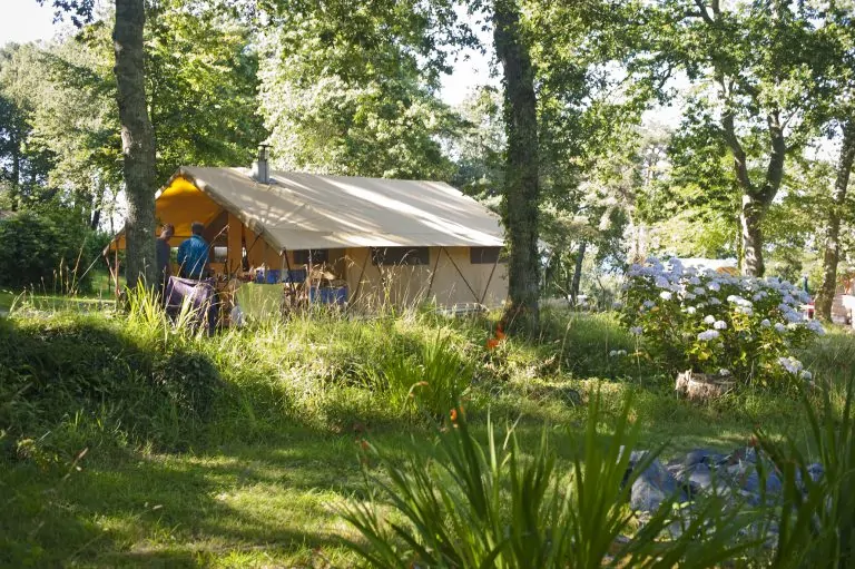 Camping Huttopia Douarnenez in Douarnenez safaritent huren 768x511