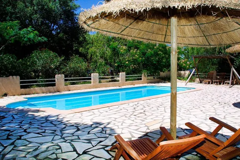 Camping Via Romana Corsica zwembad met ligstoelen 768x512