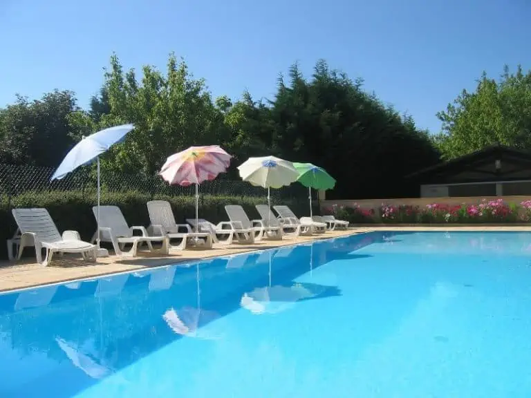 Camping Le Temps De Vivre Dordogne zwembad met ligstoelen 768x576