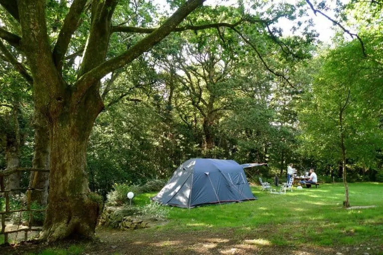 Camping De Pont Calleck in een bos Bretagne 768x512