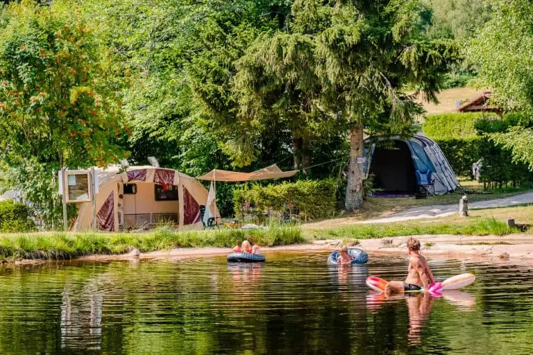Camping La Steniole aan een meer 768x512